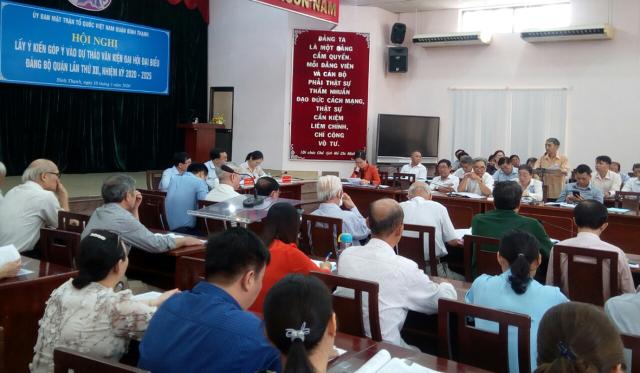 Đại biểu đóng góp ý kiến dự thảo văn kiện Đại hội Đảng bộ quận lần thứ XII, nhiệm kỳ 2020 - 2025